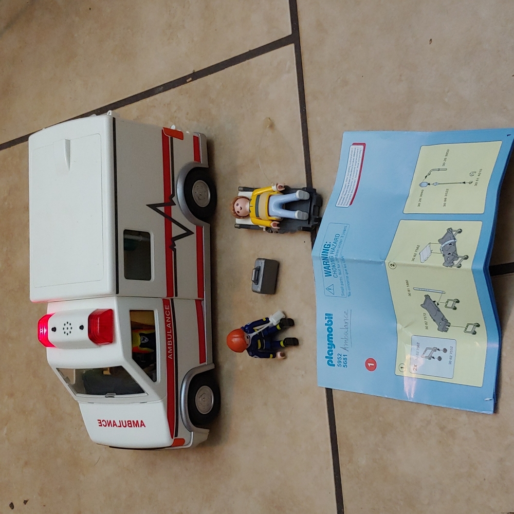 PLAYMOBIL * RESCUE AMBULANCE * NEARLY COMPLETE * SIRENS * LIGHTS ๐ - Picture 8 of 14